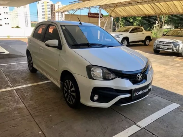 Toyota Etios Branco 3