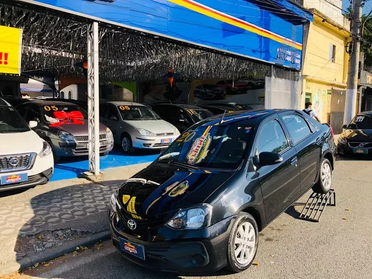 Toyota Etios Preto 9