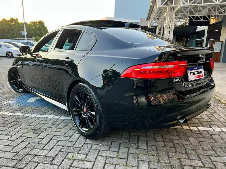 Jaguar XE Preto 10