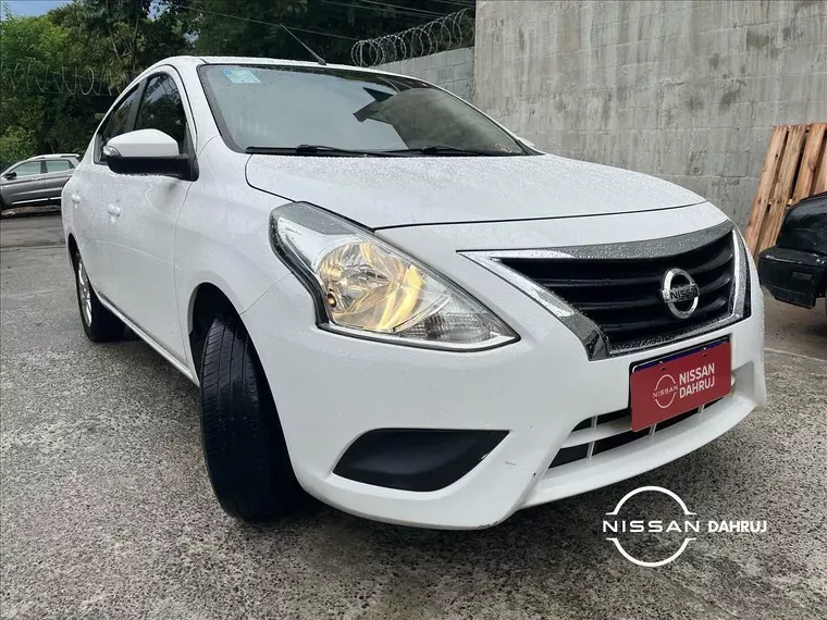 Nissan Versa Branco 13