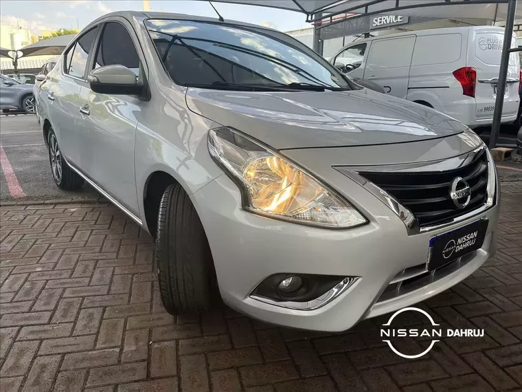 Nissan Versa Prata 15