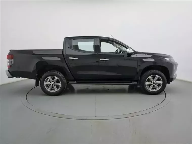 Mitsubishi L200 Triton Preto 15