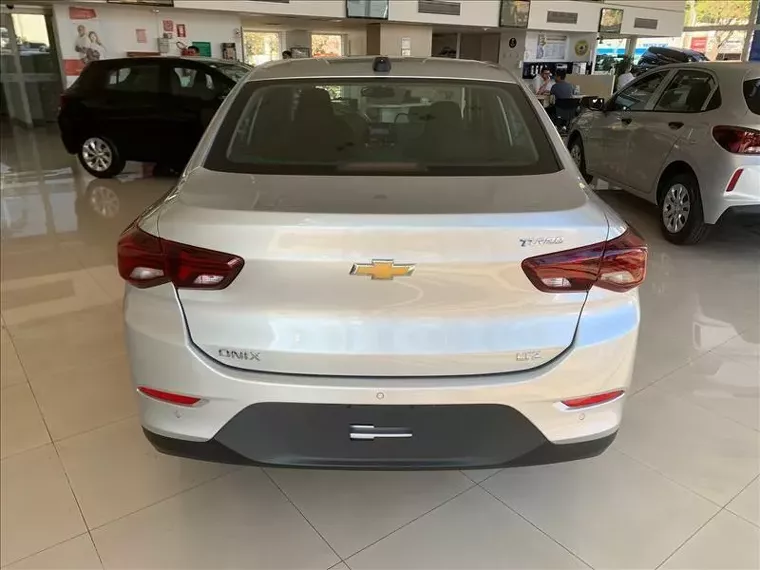 Chevrolet Onix Prata 9