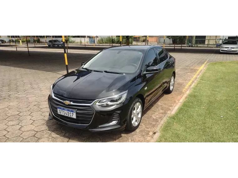 Chevrolet Onix Preto 18