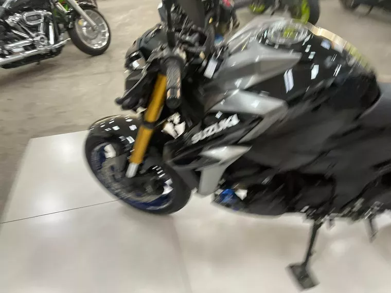 Suzuki GSX-S Preto 16