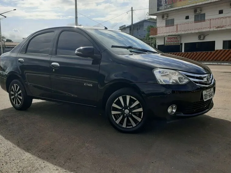 Toyota Etios Preto 7