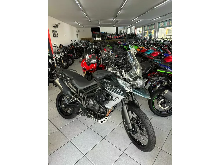 Triumph Tiger 800 Verde 13