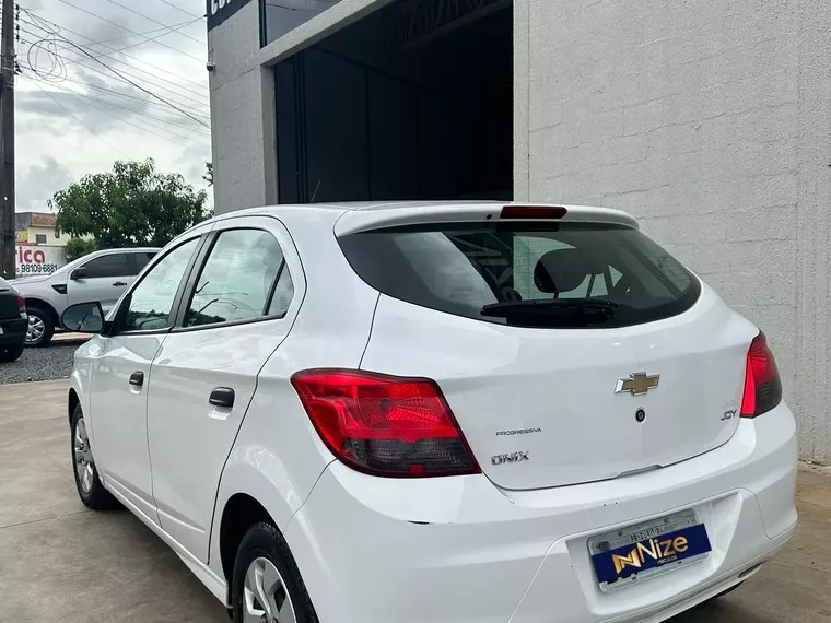 Chevrolet Onix Branco 2