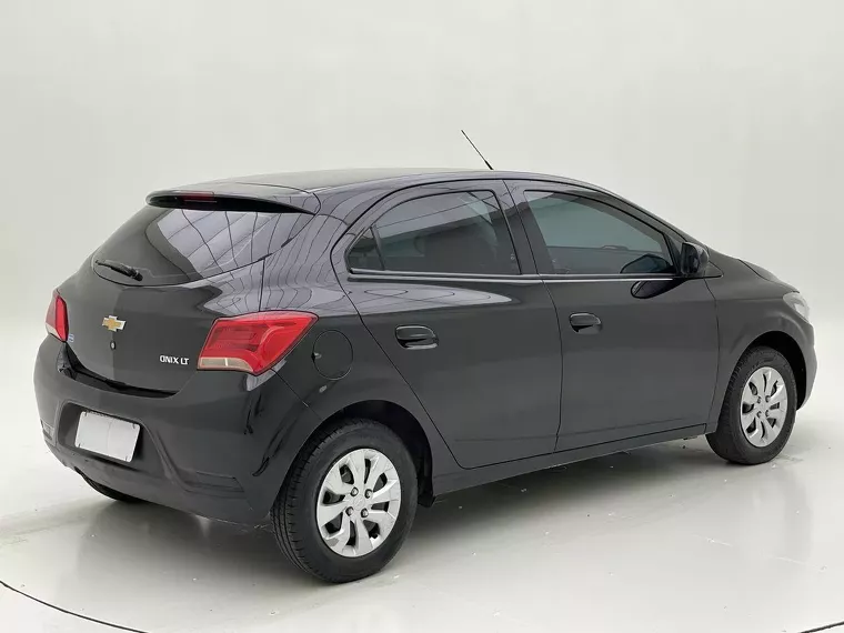 Chevrolet Onix Preto 15