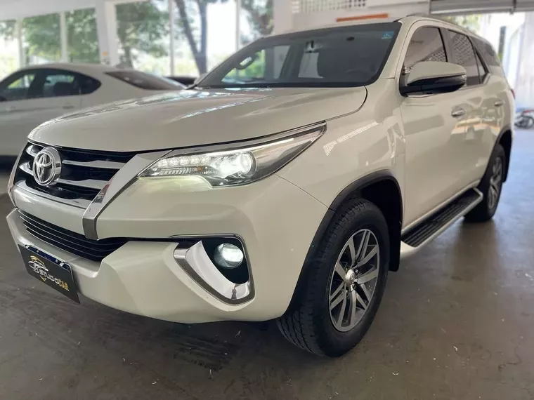 Toyota Hilux SW4 Branco 26