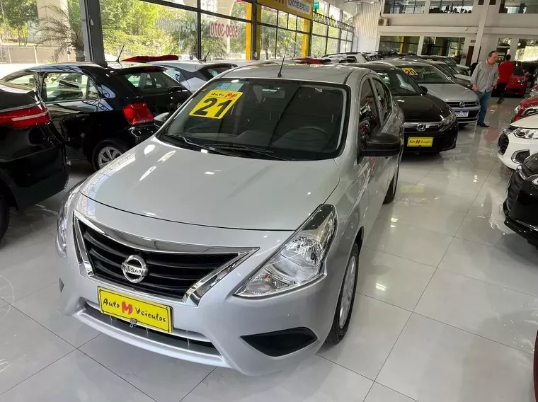 Nissan Versa Prata 6