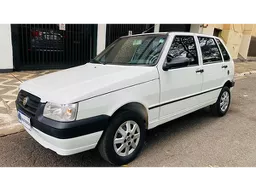 Carro semelhante ao Fiat Uno é cortado ao meio