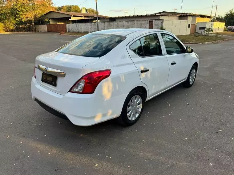 Nissan Versa Branco 4