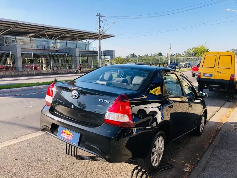 Toyota Etios Preto 1