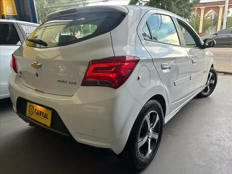 Chevrolet Onix Branco 2