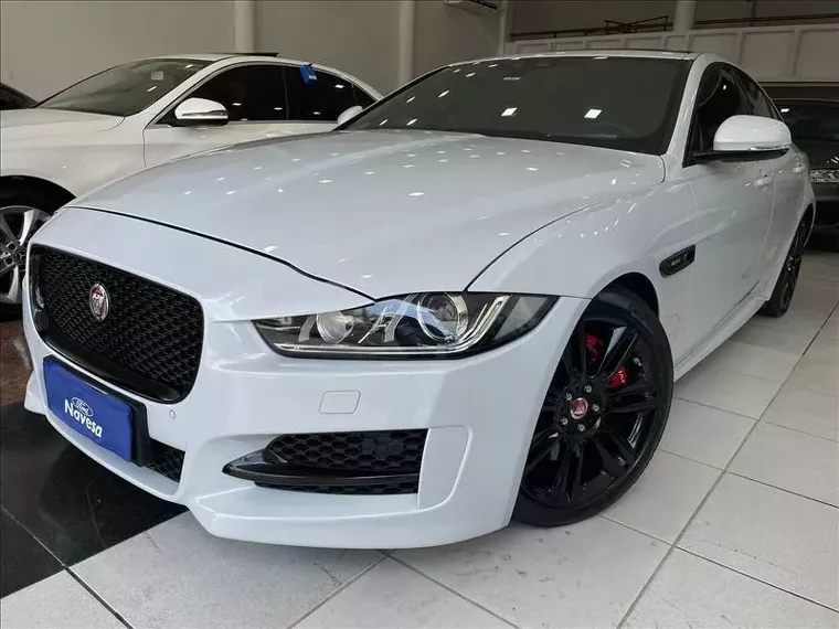 Jaguar XE Branco 6