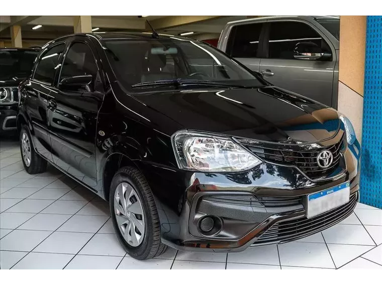 Toyota Etios Preto 1