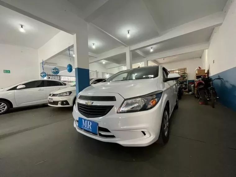 Chevrolet Onix Branco 4