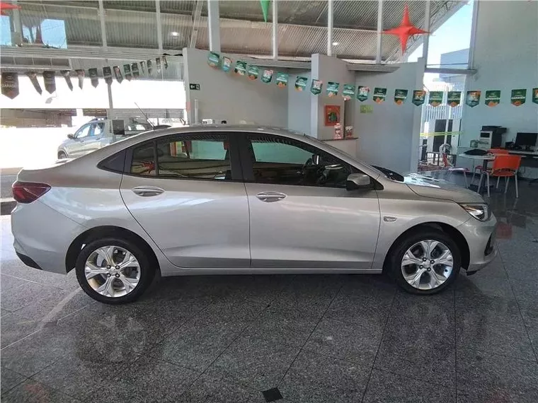 Chevrolet Onix Prata 9