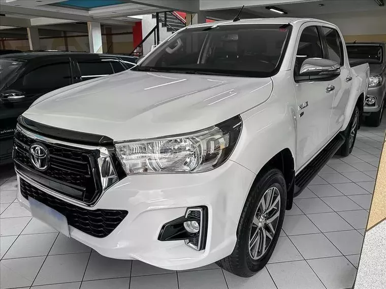 Toyota Hilux Branco 11