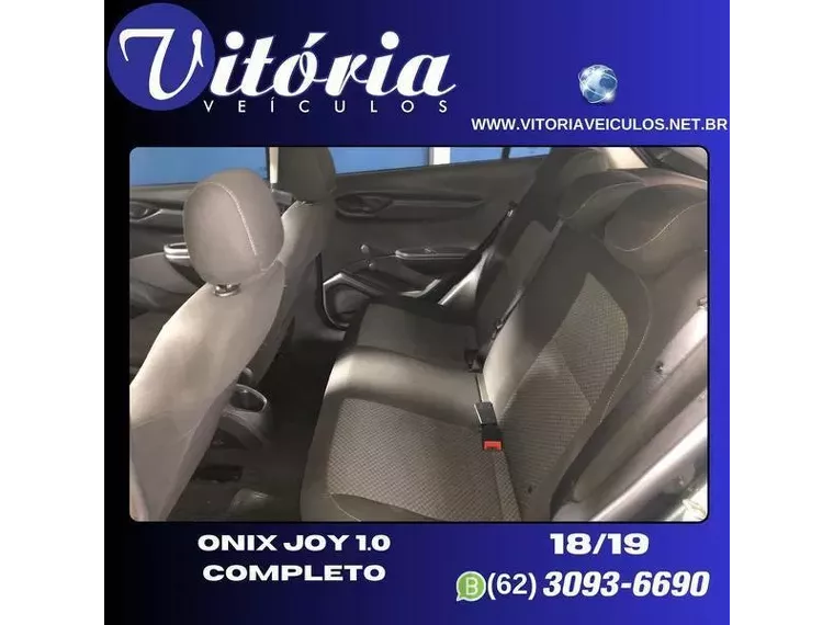 Chevrolet Onix Cinza 11