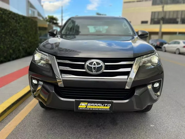 Toyota Hilux SW4 Cinza 3