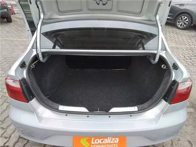 Volkswagen Voyage Prata 3