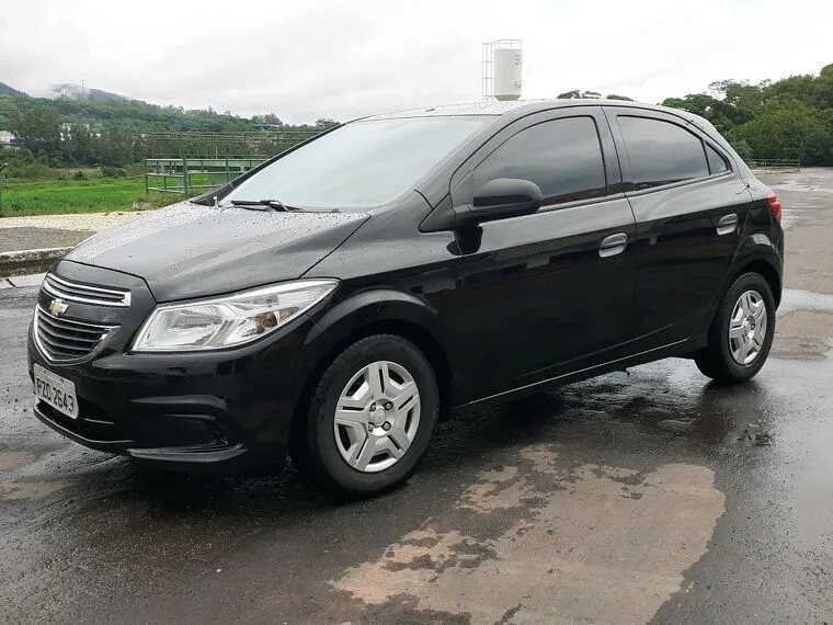 Chevrolet Onix Preto 1