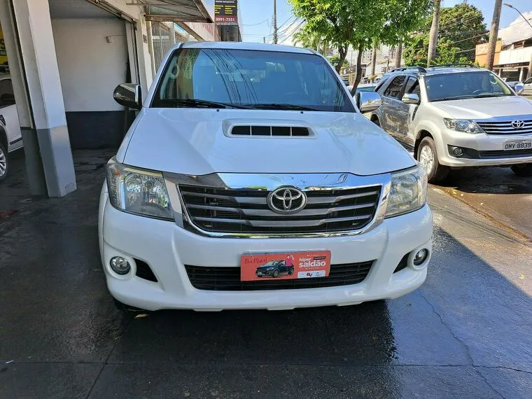 Toyota Hilux Branco 27