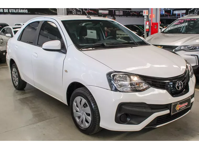 Toyota Etios Branco 1