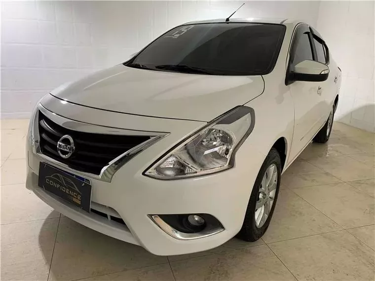 Nissan Versa Branco 4