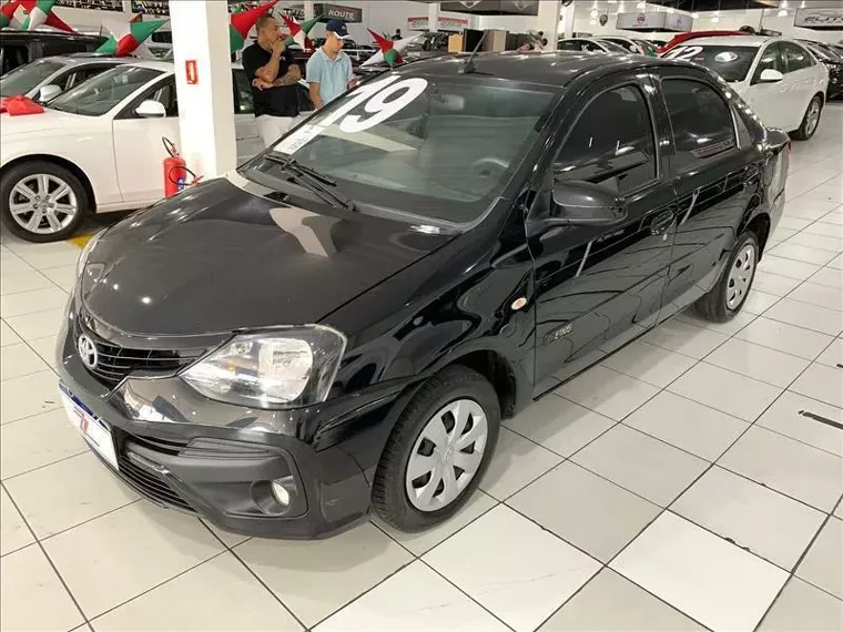 Toyota Etios Preto 6