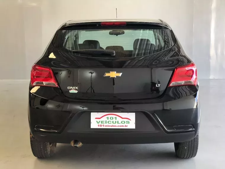 Chevrolet Onix Preto 8