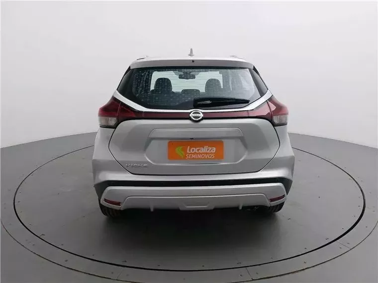 Nissan Kicks Prata 3