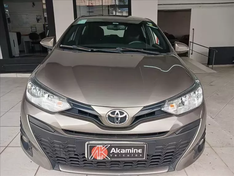 Toyota Yaris Cinza 9