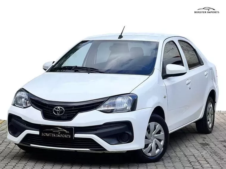 Toyota Etios Branco 7