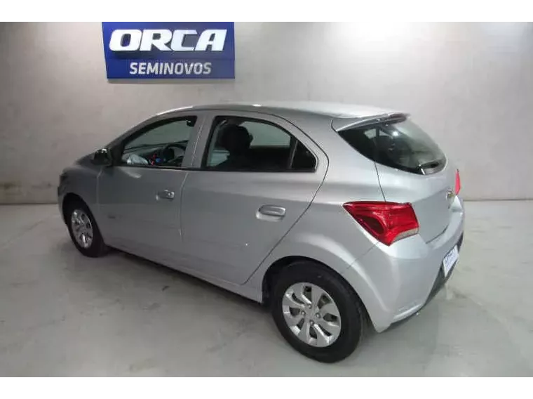 Chevrolet Onix Prata 2