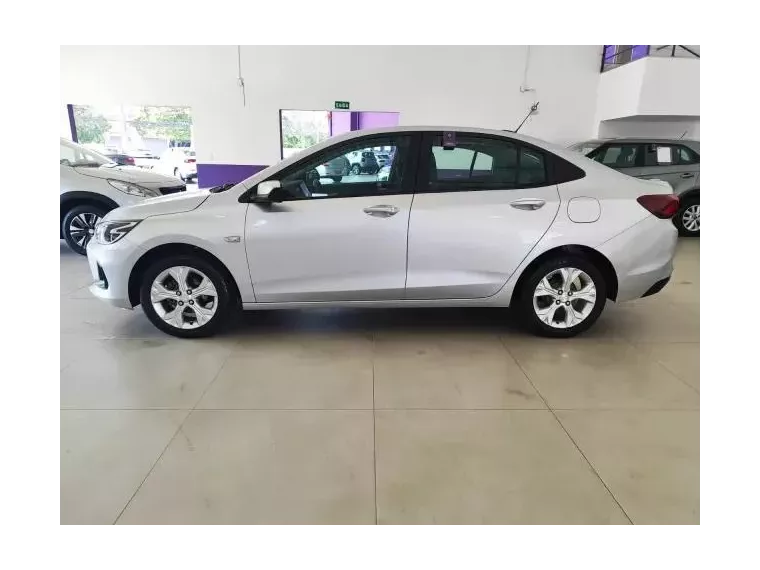 Chevrolet Onix Prata 4