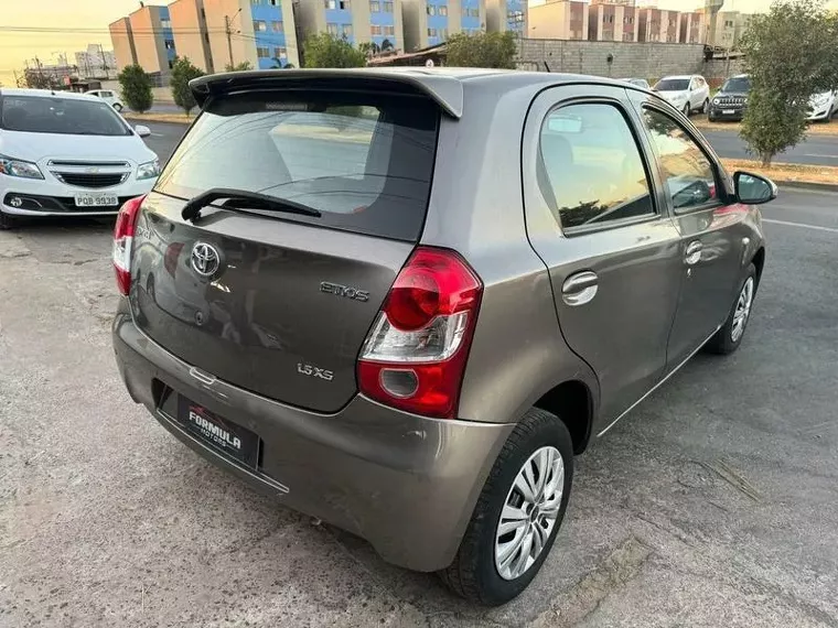 Toyota Etios Cinza 6