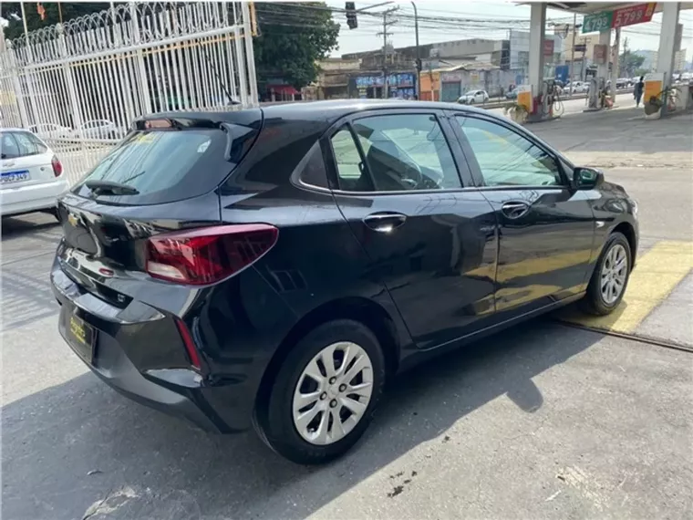 Chevrolet Onix Preto 6