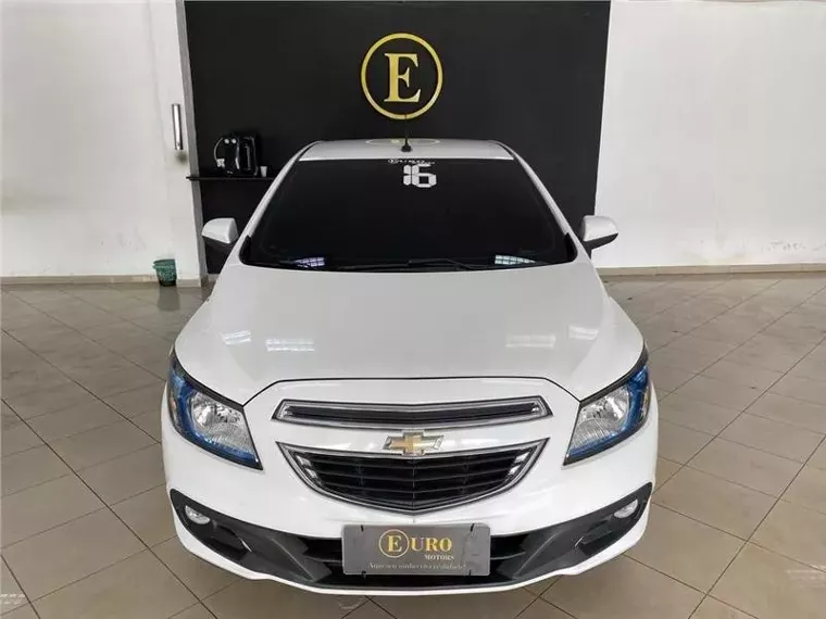 Chevrolet Onix Branco 5