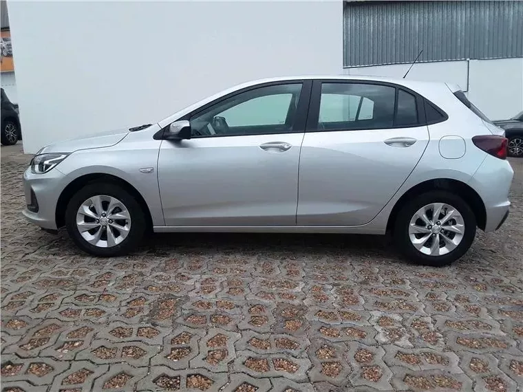 Chevrolet Onix Prata 1