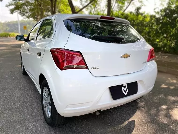 Chevrolet Onix Branco 8