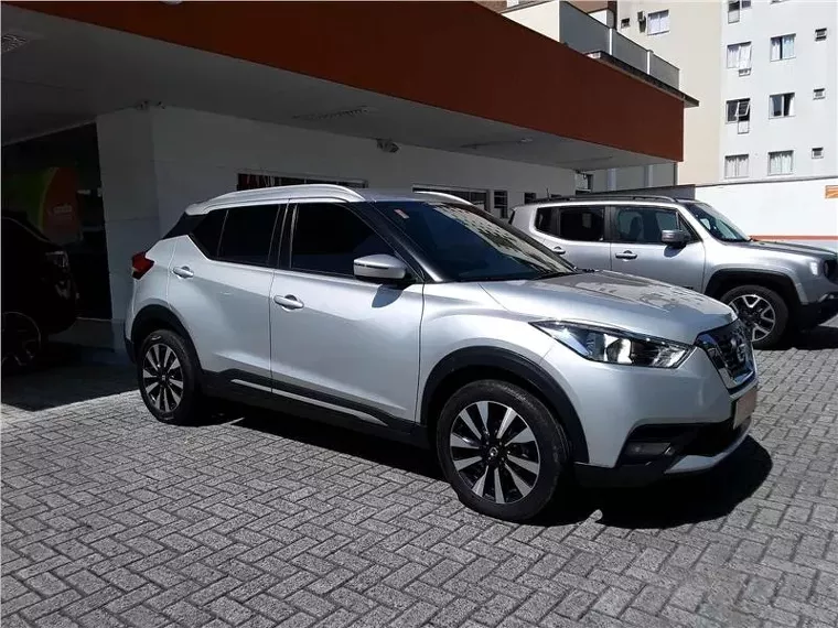 Nissan Kicks Prata 11