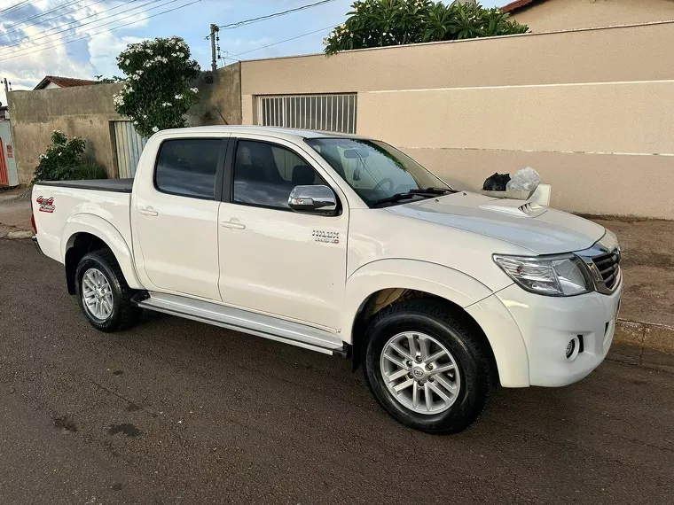 Toyota Hilux Branco 8