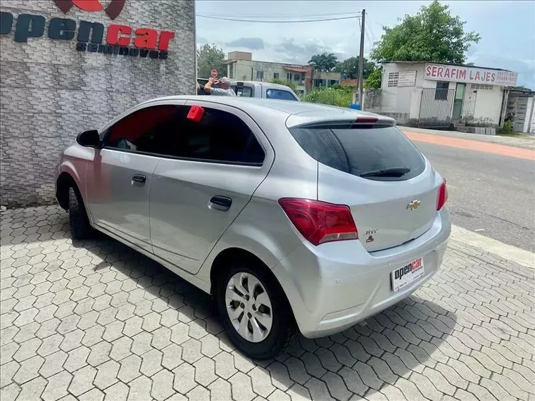 Chevrolet Onix Prata 5