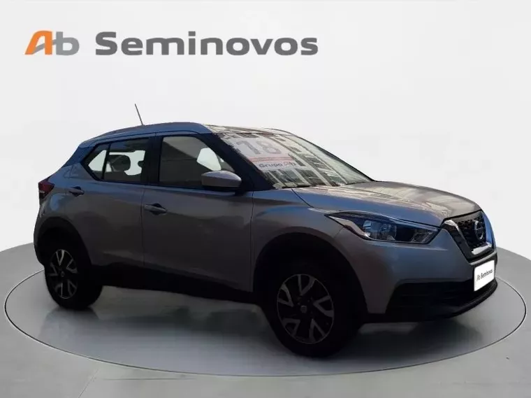 Nissan Kicks Prata 10