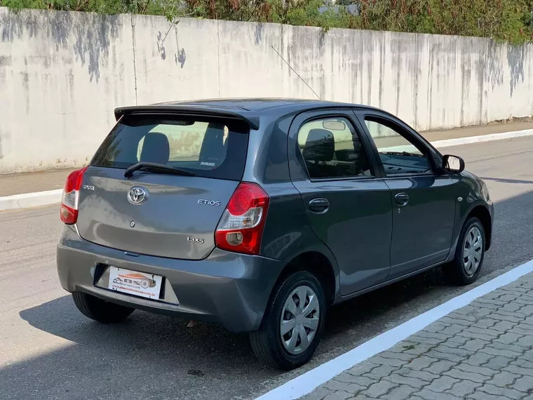 Toyota Etios Cinza 1