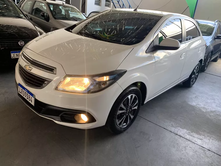 Chevrolet Onix Branco 10