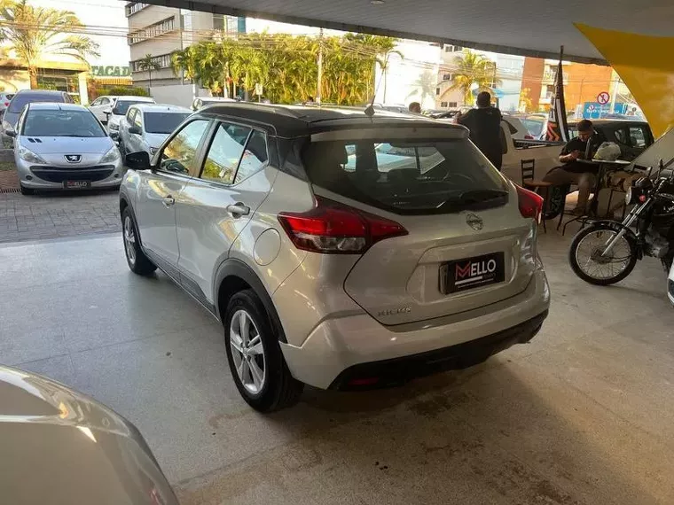 Nissan Kicks Prata 2